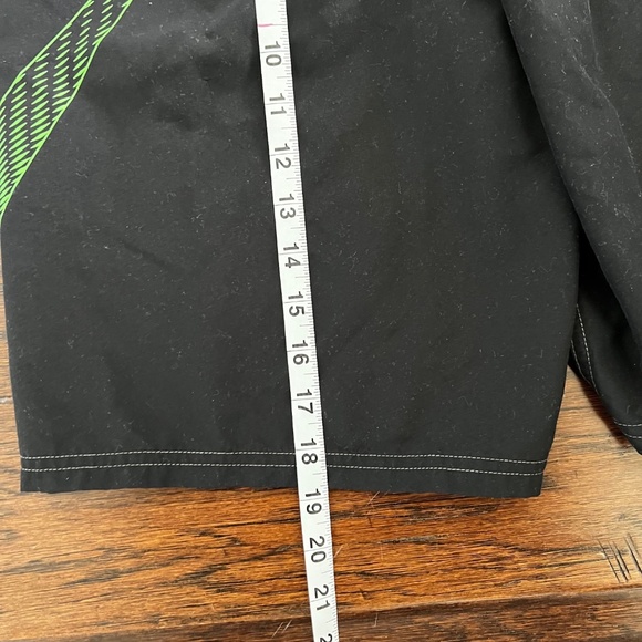 Nike Boy‘s Swim Trunks Sz Large With Mesh Lining - Picture 6 of 7